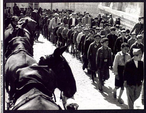 Desplazamientos, columnas y población civil en un escenario de guerra.